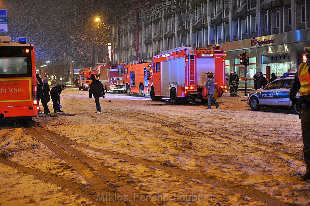 Groesserer Wohnungsbrand Koeln Hochhaus Barbarossaplatz P298.JPG